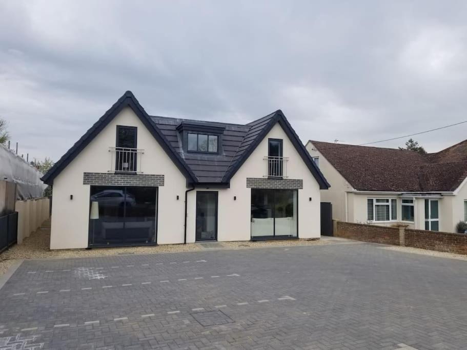 Evergreen Lodge - Two Bed Lux Flat - Parking, Garden, Patio, Wifi, Netflix - Close To Blenheim Palace & Oxford - F3 キッドリントン エクステリア 写真