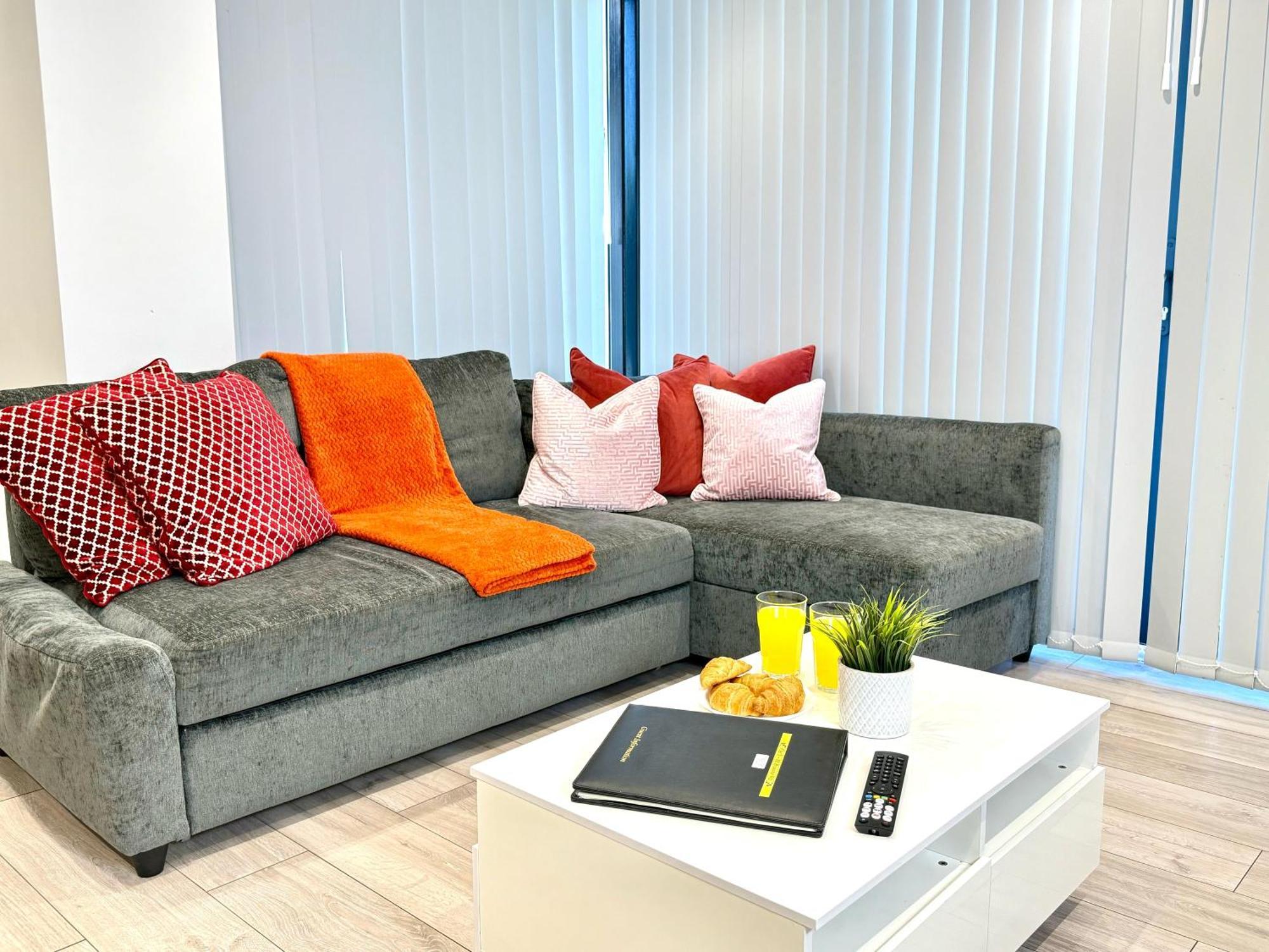 Evergreen Lodge - Two Bed Lux Flat - Parking, Garden, Patio, Wifi, Netflix - Close To Blenheim Palace & Oxford - F3 キッドリントン エクステリア 写真