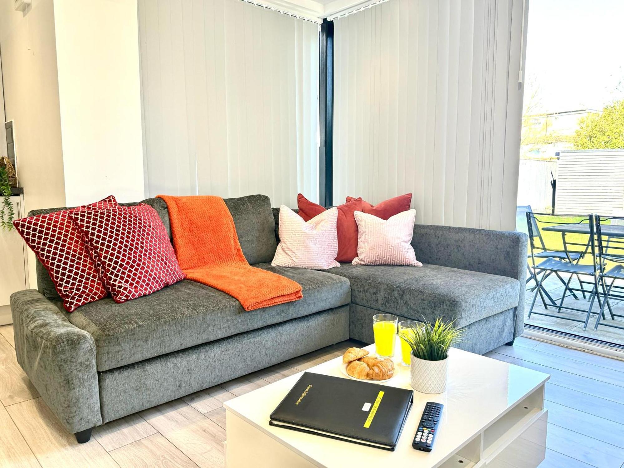 Evergreen Lodge - Two Bed Lux Flat - Parking, Garden, Patio, Wifi, Netflix - Close To Blenheim Palace & Oxford - F3 キッドリントン エクステリア 写真