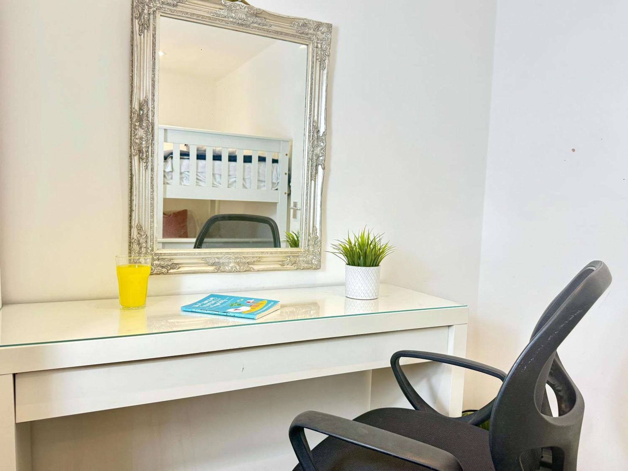 Evergreen Lodge - Two Bed Lux Flat - Parking, Garden, Patio, Wifi, Netflix - Close To Blenheim Palace & Oxford - F3 キッドリントン エクステリア 写真
