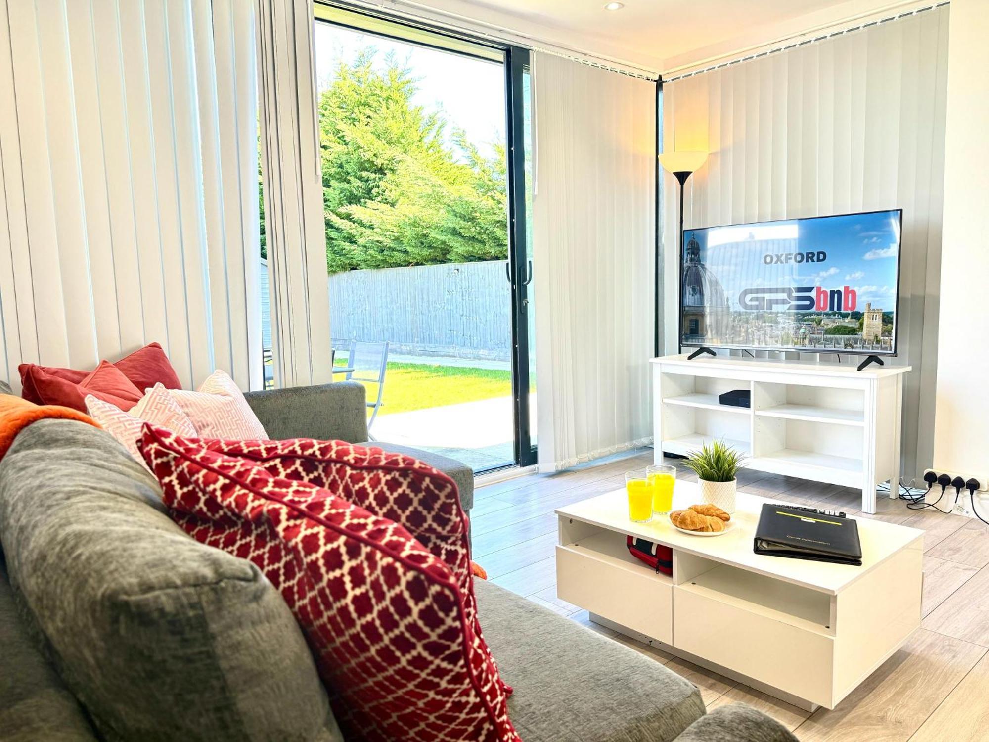 Evergreen Lodge - Two Bed Lux Flat - Parking, Garden, Patio, Wifi, Netflix - Close To Blenheim Palace & Oxford - F3 キッドリントン エクステリア 写真