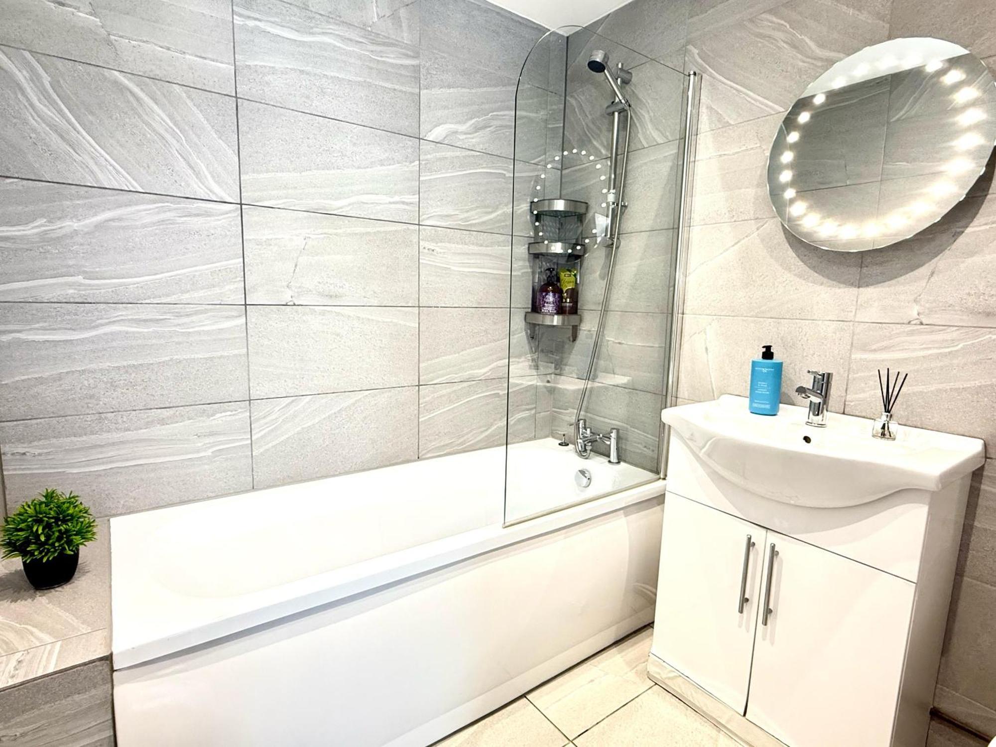 Evergreen Lodge - Two Bed Lux Flat - Parking, Garden, Patio, Wifi, Netflix - Close To Blenheim Palace & Oxford - F3 キッドリントン エクステリア 写真