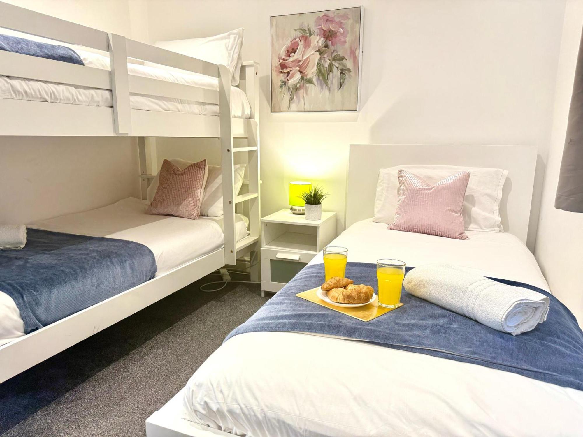 Evergreen Lodge - Two Bed Lux Flat - Parking, Garden, Patio, Wifi, Netflix - Close To Blenheim Palace & Oxford - F3 キッドリントン エクステリア 写真