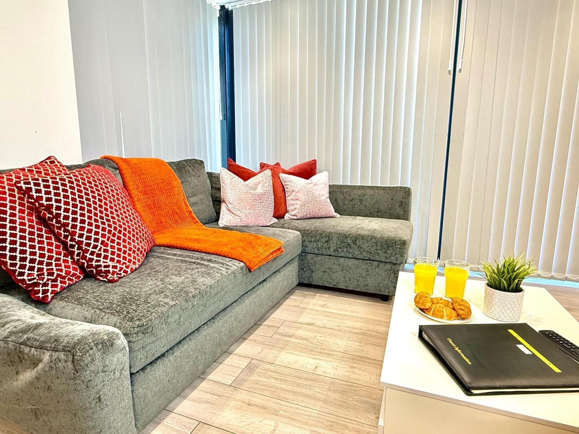 Evergreen Lodge - Two Bed Lux Flat - Parking, Garden, Patio, Wifi, Netflix - Close To Blenheim Palace & Oxford - F3 キッドリントン エクステリア 写真