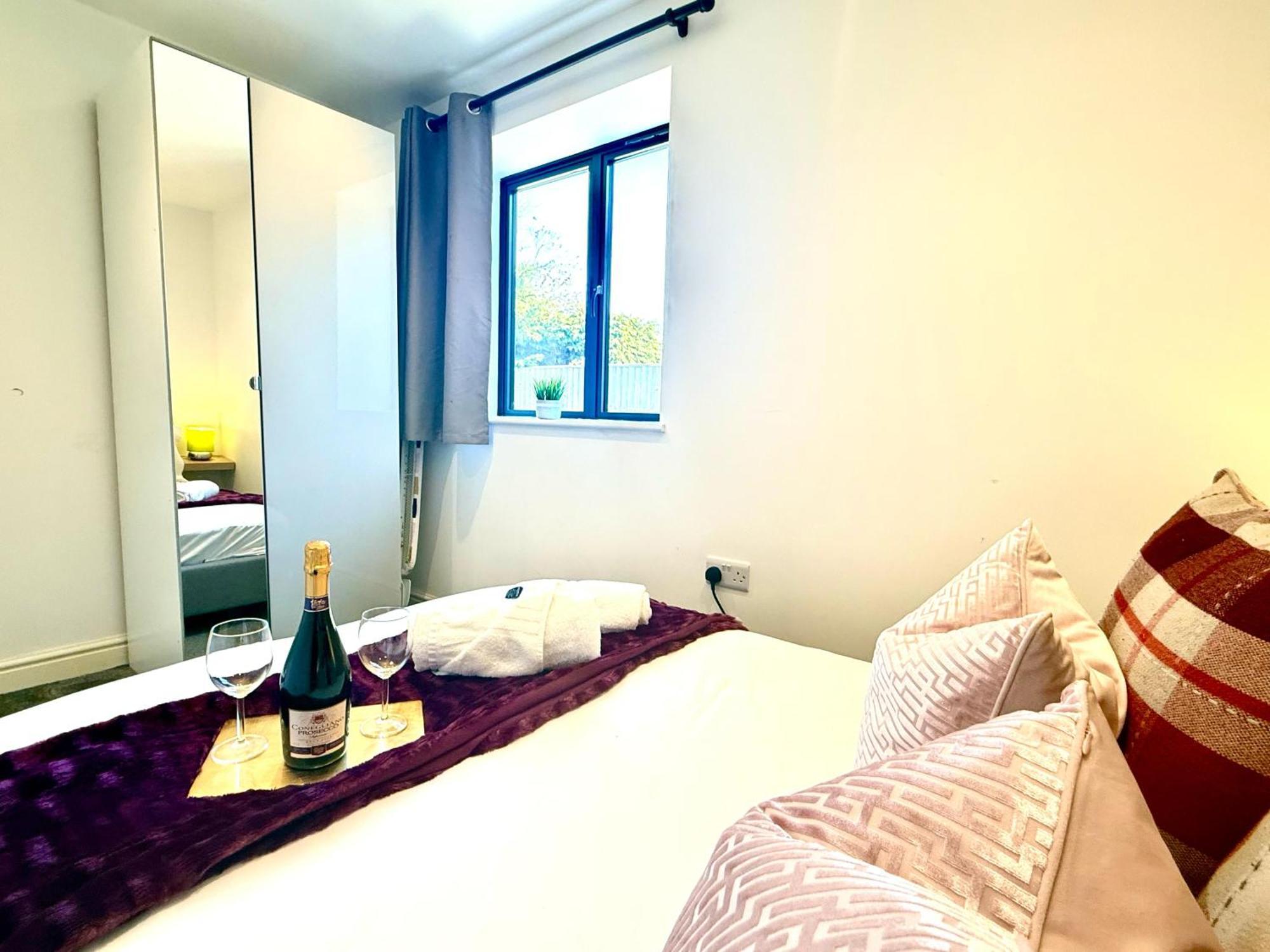 Evergreen Lodge - Two Bed Lux Flat - Parking, Garden, Patio, Wifi, Netflix - Close To Blenheim Palace & Oxford - F3 キッドリントン エクステリア 写真