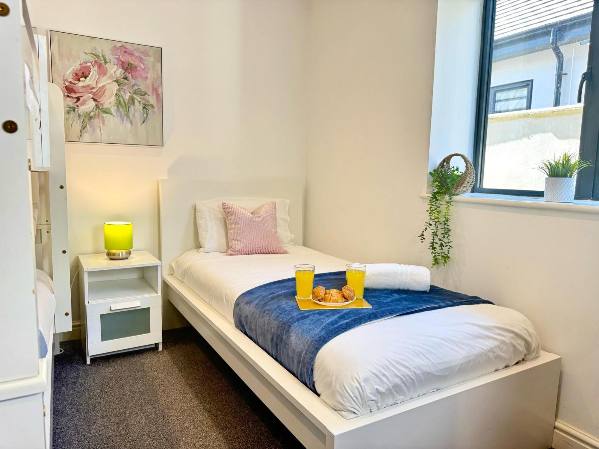 Evergreen Lodge - Two Bed Lux Flat - Parking, Garden, Patio, Wifi, Netflix - Close To Blenheim Palace & Oxford - F3 キッドリントン エクステリア 写真