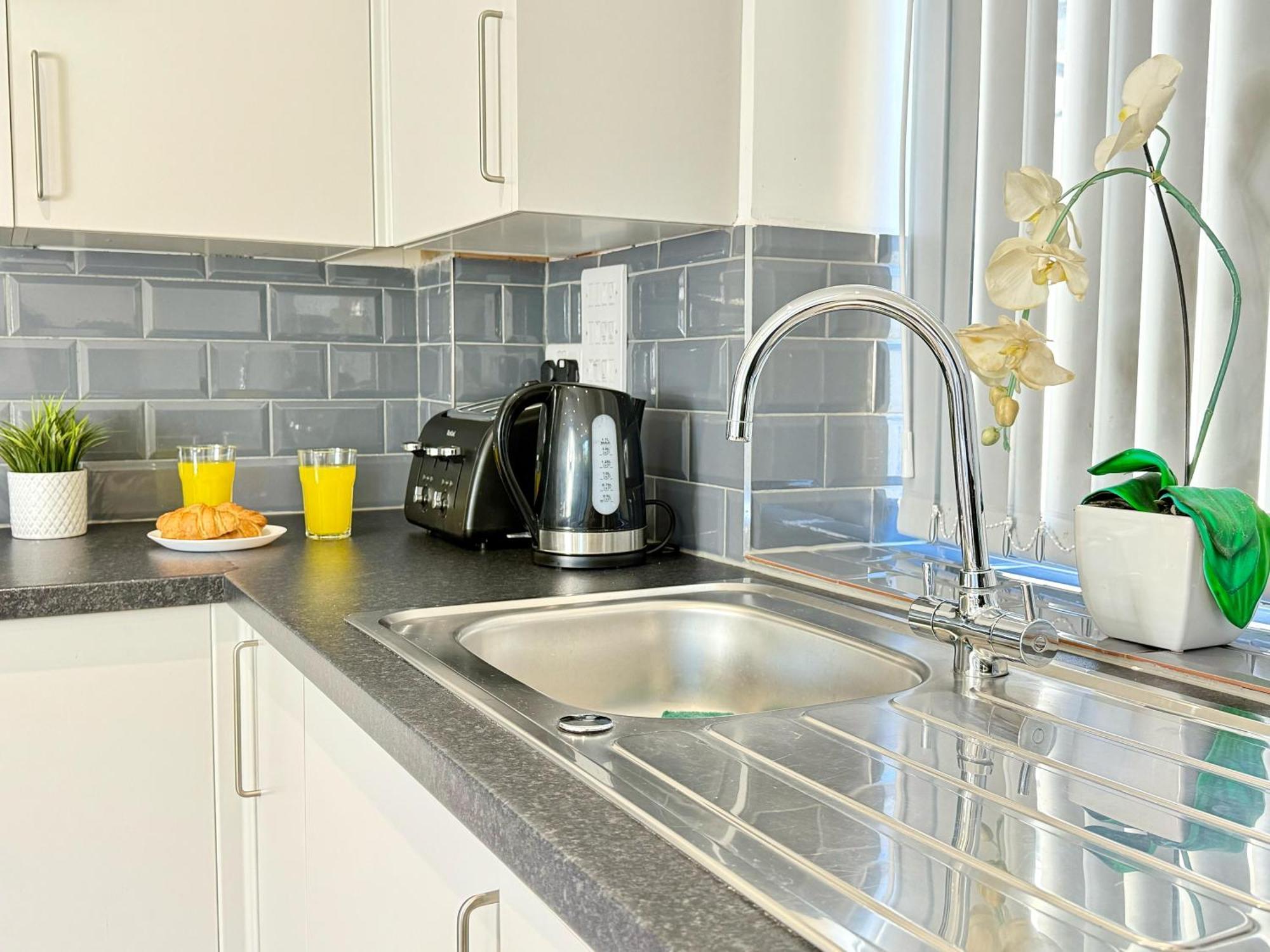 Evergreen Lodge - Two Bed Lux Flat - Parking, Garden, Patio, Wifi, Netflix - Close To Blenheim Palace & Oxford - F3 キッドリントン エクステリア 写真