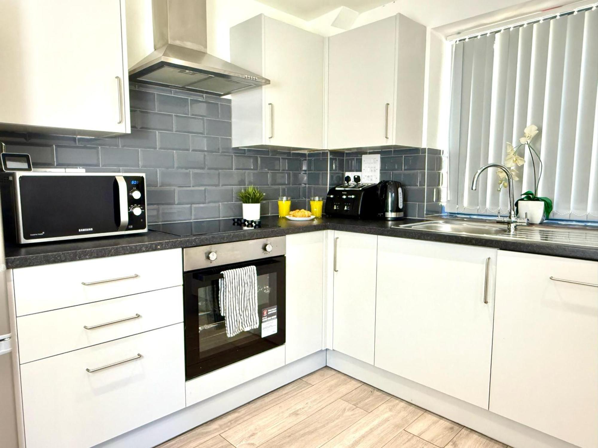 Evergreen Lodge - Two Bed Lux Flat - Parking, Garden, Patio, Wifi, Netflix - Close To Blenheim Palace & Oxford - F3 キッドリントン エクステリア 写真