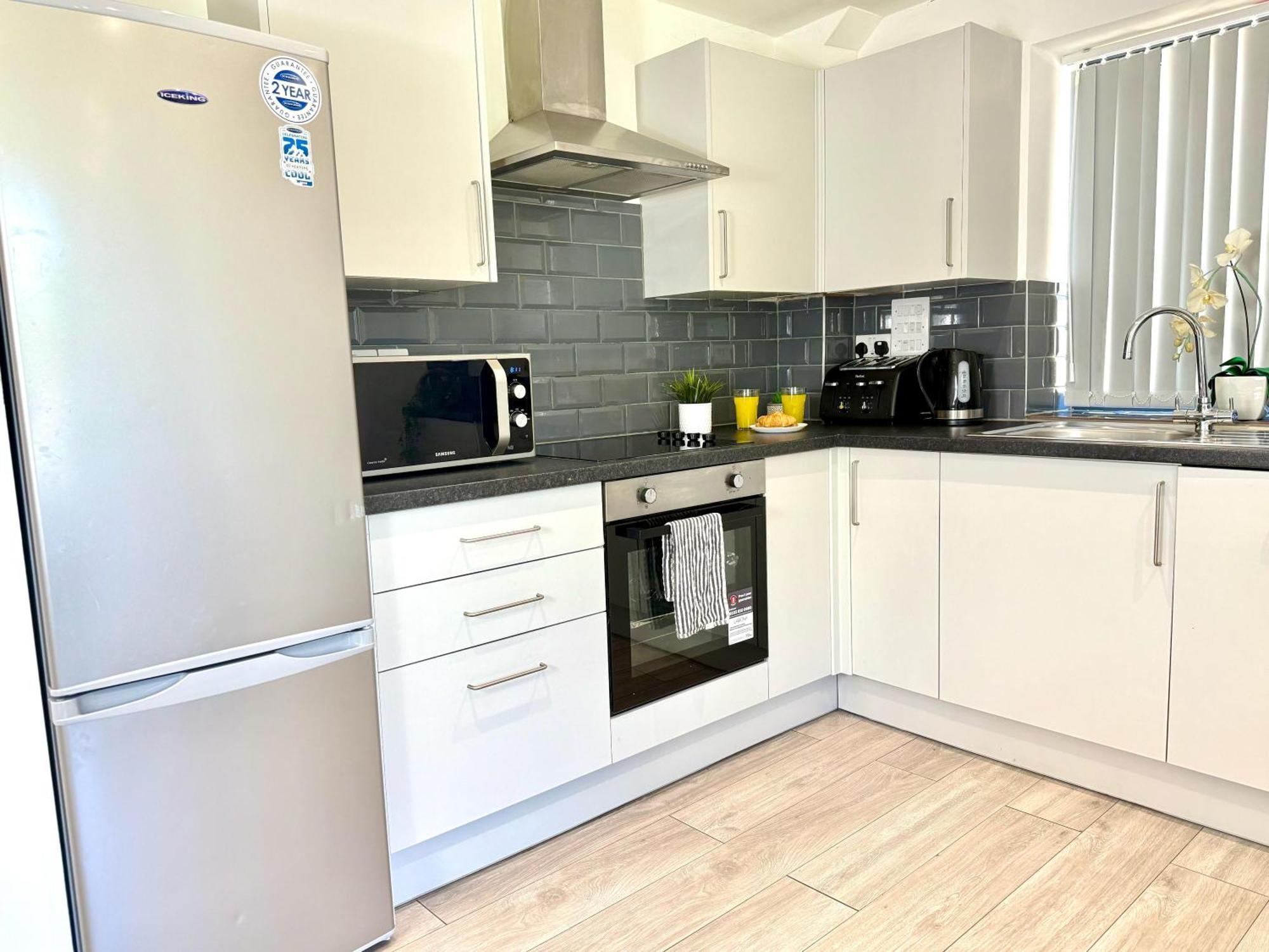 Evergreen Lodge - Two Bed Lux Flat - Parking, Garden, Patio, Wifi, Netflix - Close To Blenheim Palace & Oxford - F3 キッドリントン エクステリア 写真