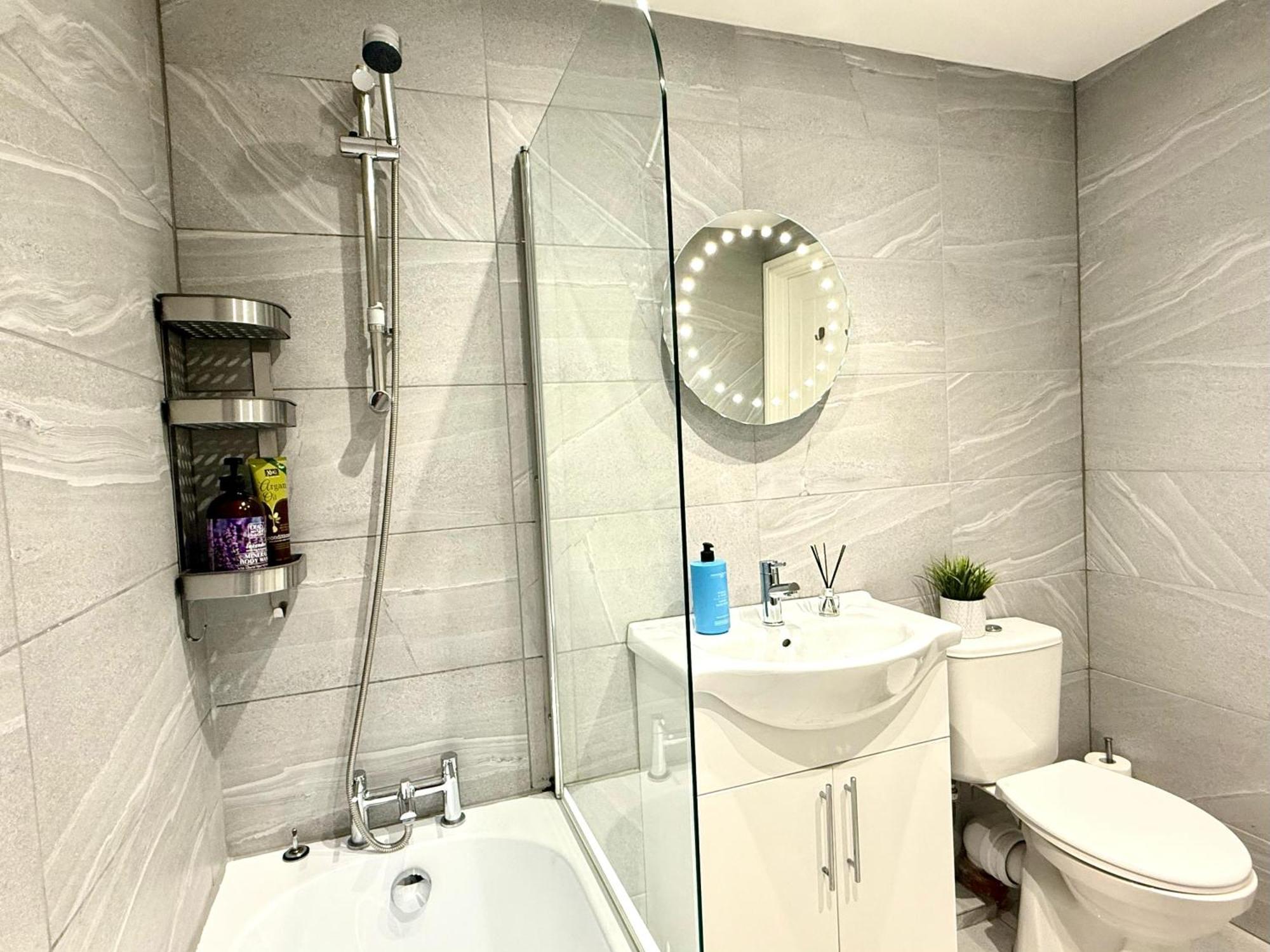 Evergreen Lodge - Two Bed Lux Flat - Parking, Garden, Patio, Wifi, Netflix - Close To Blenheim Palace & Oxford - F3 キッドリントン エクステリア 写真